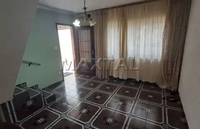 Sobrado, 120m² com 2 dormitórios, sala ampla, cozinha, quintal e 2 vagas.