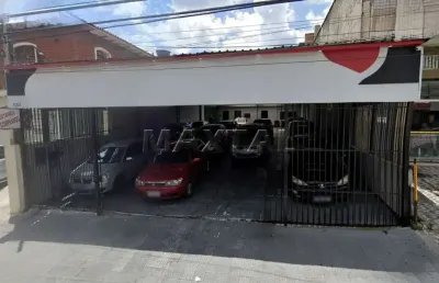 Loja com 300m², 2 banheiros, 2 salas, 30 vagas carros pequenos e 25 grandes.