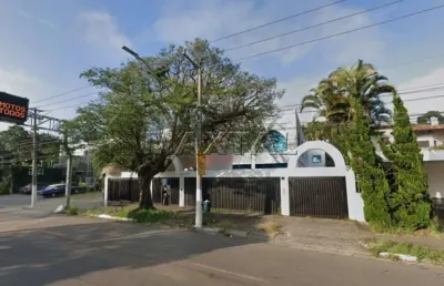 Casa comercial, alto padrão com 1.250m² de área construída em um terreno de 700m² 25 vagas.