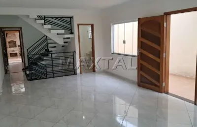 Sobrado novo, 200m², 3 dormitórios, 3 suítes, sala dois ambientes, churrasqueira e 5 vagas.