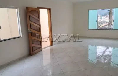 Sobrado novo, 200m², 3 dormitórios, 3 suítes, sala dois ambientes, churrasqueira e 5 vagas.