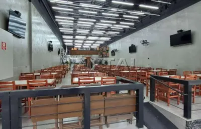 Restaurante com 250m², todo em piso frio, com 160 lugares, cozinha moderna e funcional.
