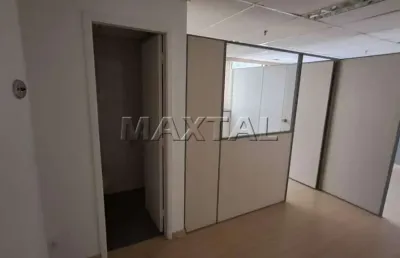 Sala com 33m², dividida em 2 salas, 2 banheiros e 1 vaga, na rua voluntários da pátria.