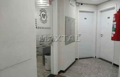 Sala comercial à venda de 39m² 2 banheiros, copa e 1 vaga prédio com gerador e sala de convenções.