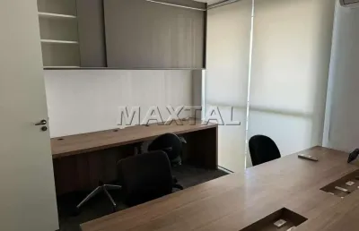 Sala comercial para venda e locação totalmente mobiliada, ar condicionado e com 1 vaga de garagem.