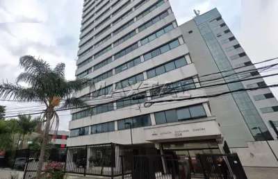Sala comercial  á venda de 46m², mobiliada, com 2 banheiros e vaga de garagem.