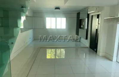 Casa em condomínio com 220m², 3 dormitórios, 3 suítes, 4 banheiros e 2 vagas.
