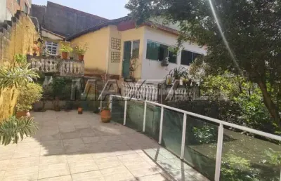 Casa à venda com terreno de 336m², 2 quartos, sala, cozinha 2 banheiros, 1 vaga e sacada envidraçada