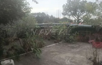 Casa antiga à venda com terreno amplo para investidores, conta com 238m², na vila rosa.