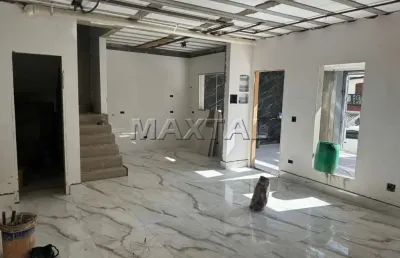 Casa à venda de 4 quartos sendo 3 suítes, 4 banheiros e 2 vagas, na santa teresinha.