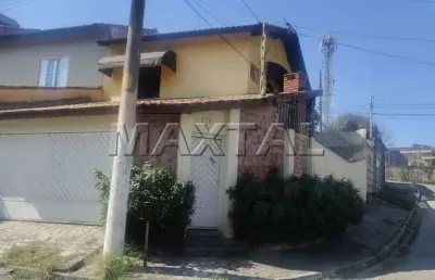 Sobrado à venda com 93m²,  3 quartos, 1 suíte, 3 banheiros, 2 vagas de garagem.