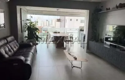 Apartamento com varanda à venda mobiliado, possui 3 dormitórios e 3 vagas, na vila mascote.