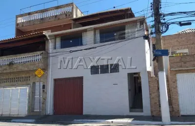 Casa a venda,  4 dormitórios sendo 1 suíte, 3 salas, 6 banheiros e 1 vaga de garagem.