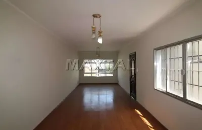 Sobrado para locação com 5 quartos sendo 2 suítes, 5 banheiros e 4 vagas de garagem