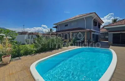 Casa à venda com piscina e 5 quartos em peruíbe, no bairro jardim ribamar