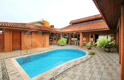 Casa à venda com piscina e 4 quartos em peruíbe, no bairro jardim imperador