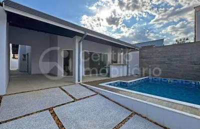Casa à venda com piscina e 3 quartos em peruíbe, no bairro parque balneario oasis