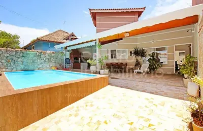 Casa à venda com piscina e 3 quartos em peruíbe, no bairro jardim icaraiba