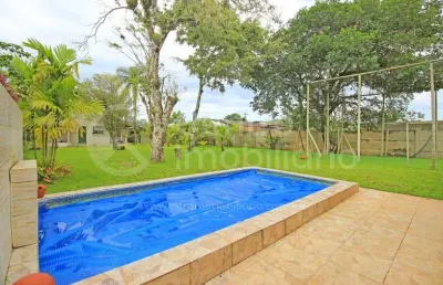 Casa à venda com piscina e 4 quartos em peruíbe, no bairro leão novaes