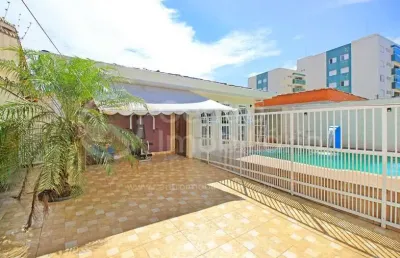 Casa à venda com piscina e 3 quartos em peruíbe, no bairro parque balneario oasis