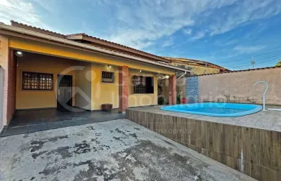 Casa à venda com piscina e 2 quartos em peruíbe, no bairro belmira novaes
