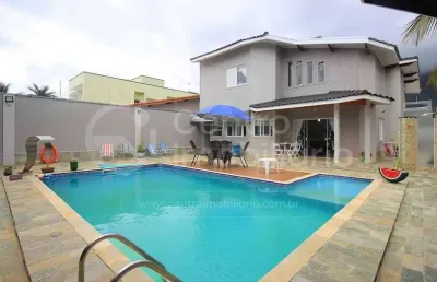 Casa à venda com piscina e 4 quartos em peruíbe, no bairro centro