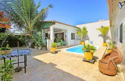 Casa à venda com piscina e 3 quartos em peruíbe, no bairro jd caraminguava
