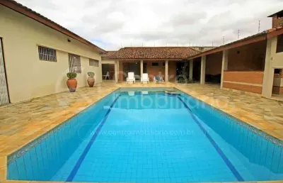 Casa à venda com piscina e 5 quartos em peruíbe, no bairro balneario sambura