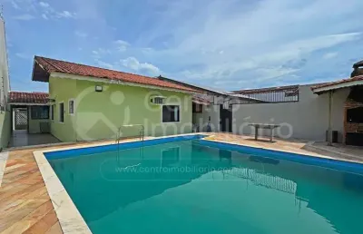 Casa à venda com piscina e 3 quartos em peruíbe, no bairro cidade nova peruíbe