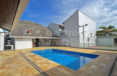 Casa à venda com piscina e 3 quartos em peruíbe, no bairro cidade nova peruíbe