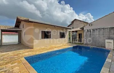 Casa à venda com piscina e 4 quartos em peruíbe, no bairro belmira novaes