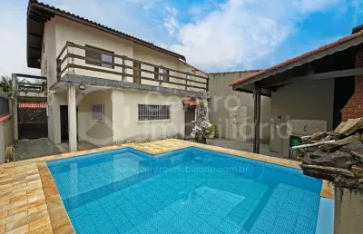 Casa à venda com piscina e 3 quartos em peruíbe, no bairro balneário casa blanca