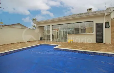 Casa à venda com piscina e 3 quartos em peruíbe, no bairro jardim marcia