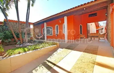 Casa à venda com piscina e 3 quartos em peruíbe, no bairro jardim três marias