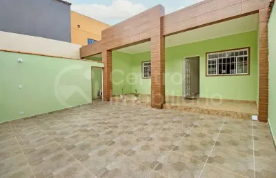 Casa à venda com piscina e 2 quartos em peruíbe, no bairro centro