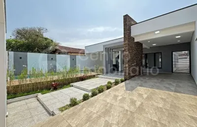 Casa à venda com piscina e 3 quartos em peruíbe, no bairro jardim beira mar