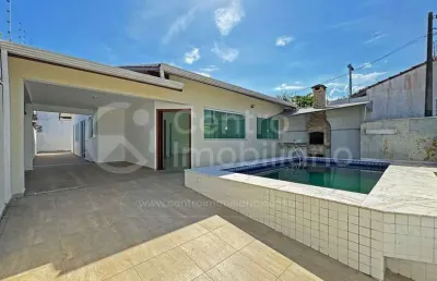 Casa à venda com piscina e 3 quartos em peruíbe, no bairro balneario sao joao batista