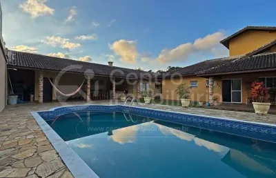Casa à venda com piscina e 5 quartos em peruíbe, no bairro jardim sao luiz