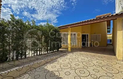 Casa à venda com piscina e 3 quartos em peruíbe, no bairro parque balneario oasis