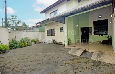 Casa à venda com piscina e 3 quartos em peruíbe, no bairro jardim três marias