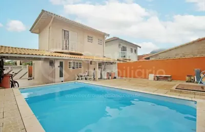 Casa à venda com piscina e 3 quartos em peruíbe, no bairro jardim peruibe