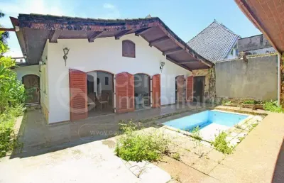 Casa à venda com piscina e 3 quartos em peruíbe, no bairro stella maris