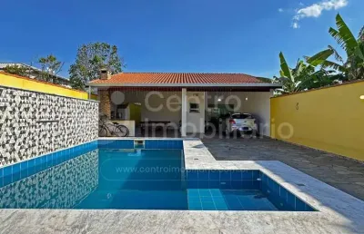 Casa à venda com piscina e 3 quartos em peruíbe, no bairro maria h novaes