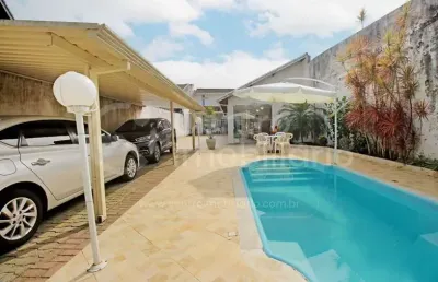 Casa à venda com piscina e 4 quartos em peruíbe, no bairro centro
