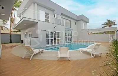 Casa à venda com piscina e 5 quartos em peruíbe, no bairro bougainvillee v