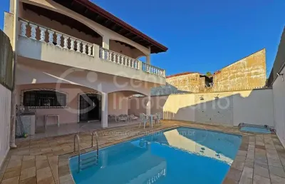 Casa à venda com piscina e 2 quartos em peruíbe, no bairro jardim três marias