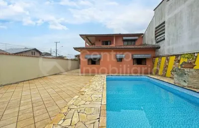 Casa à venda com piscina e 3 quartos em peruíbe, no bairro maria h novaes
