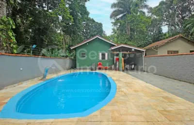 Casa à venda com piscina e 2 quartos em peruíbe, no bairro quinta do guarau