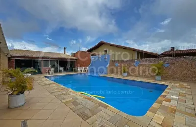 Casa à venda com piscina e 3 quartos em peruíbe, no bairro jardim imperador