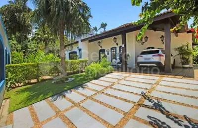 Casa à venda com piscina e 4 quartos em peruíbe, no bairro centro
